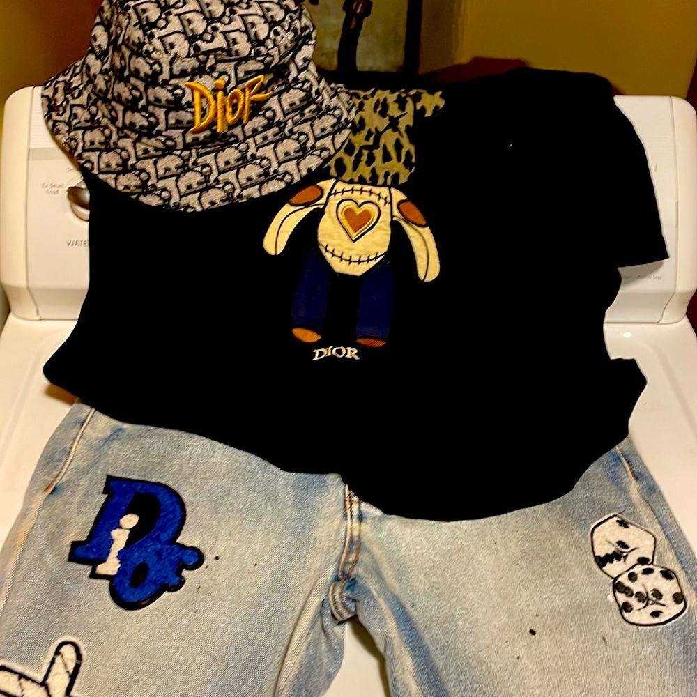 I AM SELLING MY OLD CLOTHES THAT I CAN NOT FIT ANYMORE